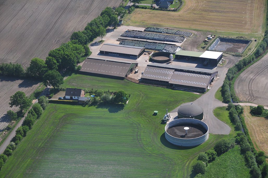 Vista dal drone del singolo impianto di biogas a Timmaspe, Germania